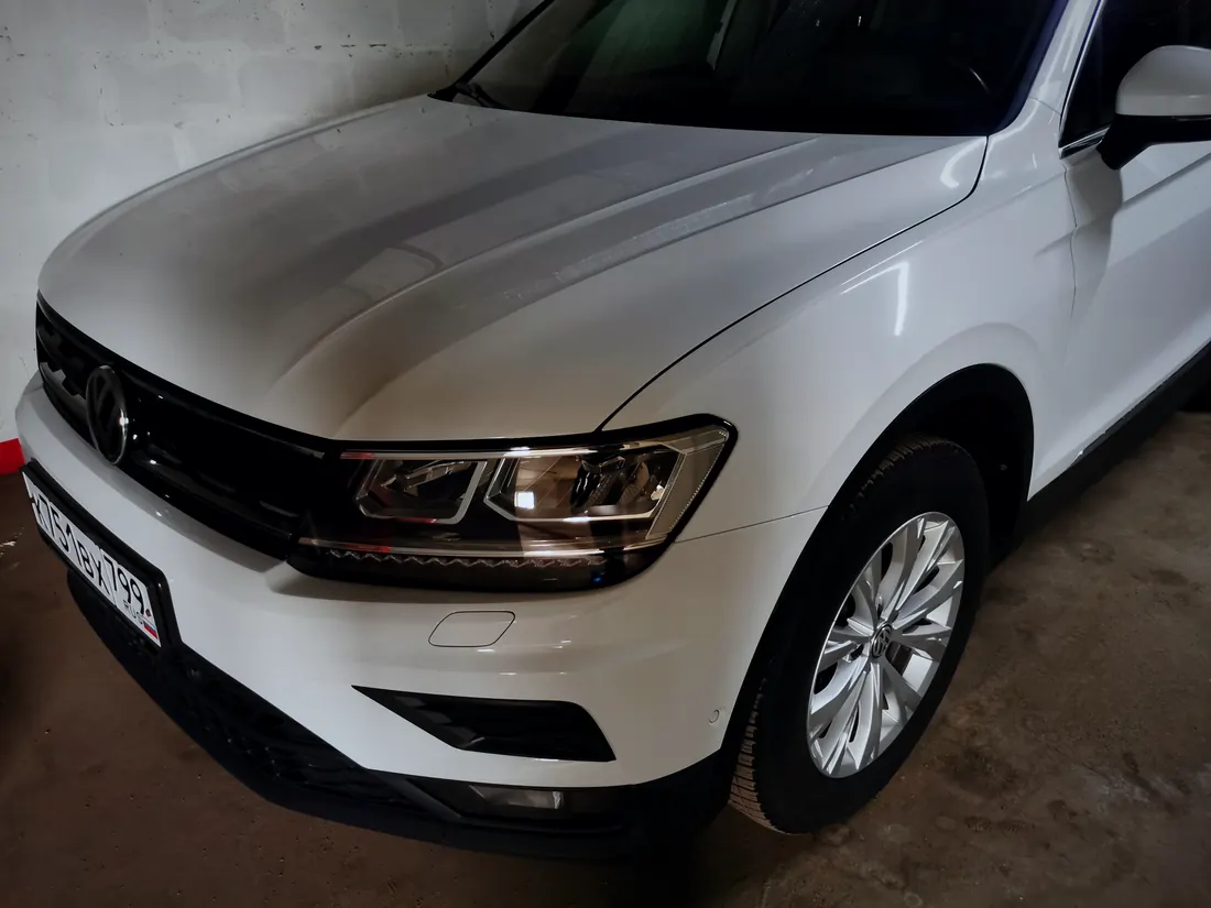 Белый Volkswagen в цехе